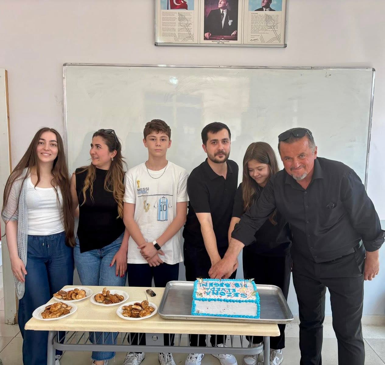 Başkanımız Gençlerle Pasta Kesti